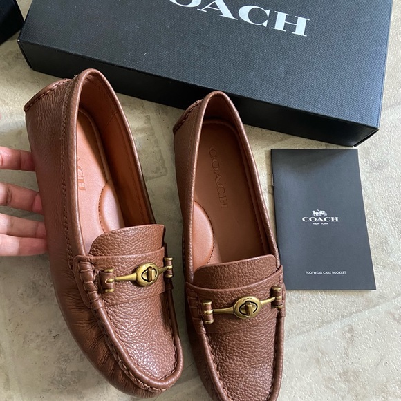 NIB-Coach Crosby Turnlock Driver,G2672 SADDLE,size 5.5, Very Soft & comfortable - Picture 12 of 16